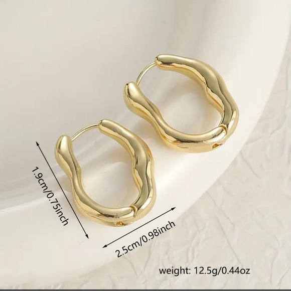RESTOCKED!! ✨ Gold wavy abstract hoop earrings ✨ - Picture 3 of 3